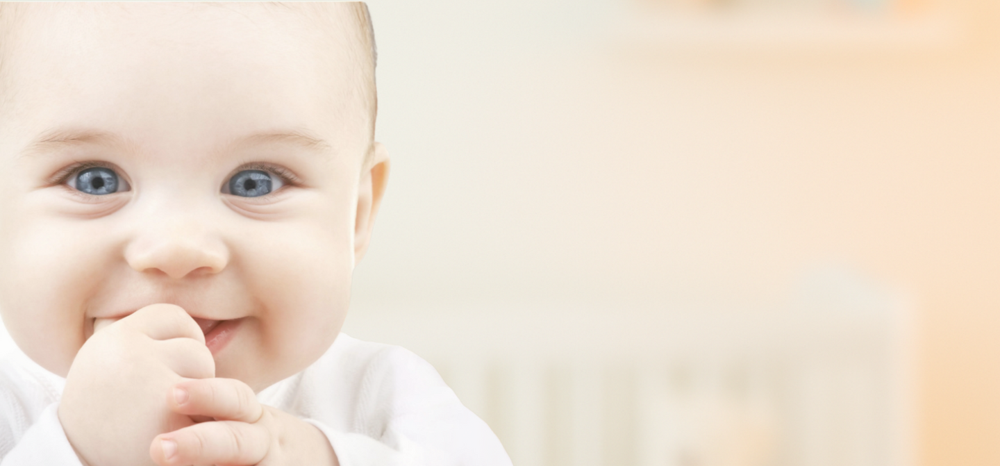 TinyBliss-hero-banner-happy-baby-crib-bg
